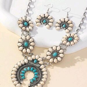 Chic Silver and Turquoise Floral Necklace Set